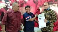 Wakil Sekjen Partai Gerindra, Andre Rosiade menyerahkan formulir pendaftaran sebagai calon Exco PSSI. (LIputan6.com/Cakrayuri Nuralam)