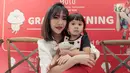 Selebritas Gisella Anastasia berpose bersama sang anak Gempita Nora Marten saat menghadiri pembukaan stan produk minuman di Jakarta, Jumat (23/3). Gisel mengaku bahwa Gempi menyaingi ketenarannya sebagai pesohor hiburan. (Liputan6.com/Faizal Fanani)