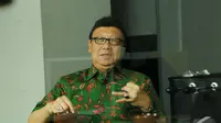 Menteri Dalam Negeri Tjahjo Kumolo mewacanakan pengosongan kolom agama di KTP bagi aliran   kepercayaan, Jakarta, Senin (10/11/2014)(Liputan6.com/Dono Kuncoro)