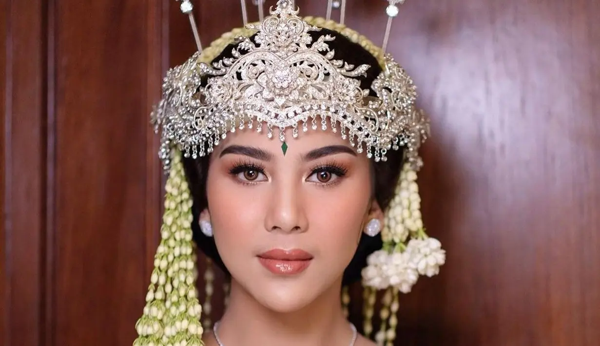 <p>Marlene, MUA Adinda Thomas mendapat banyak pujian atas hasil kerjanya. Adinda dikatakan cantik oleh banyak orang. Di sisi lain, beberapa netizen juga menganggap bahwa Adinda mirip dengan Syahnaz Sadiqah pada hari pernikahannya. Selain Adinda Thomas, Ci Marlene, yang sering disapa dengan sebutan Ci Marlene, juga merias sejumlah artis pada hari pernikahan mereka, termasuk Sheila Dara Aisha dan Maudy Ayunda. (Liputan6.com/IG/@marlenehariman)</p>