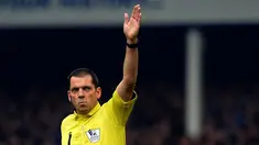Wasit Phil Dowd meniup pluit panjang tanda pertandingan telah usai dengan skor 3 - 3 pada pertandingan sepak bola Liga Inggris antara Everton melawan Liverpool di Goodison Park, Liverpool, Sabtu (23/11/2013). (AFP/Paul Ellis)