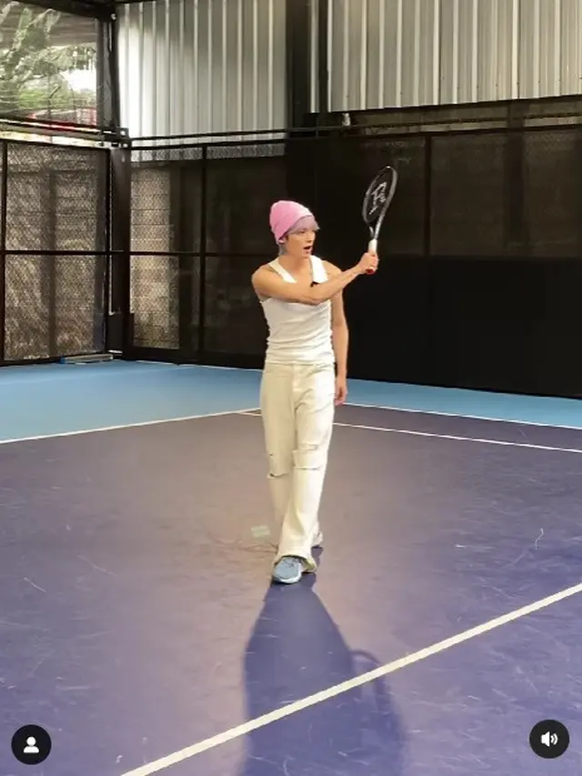 Taeyong NCT main tenis di Andara. (Instagram/ raffinagita1717)