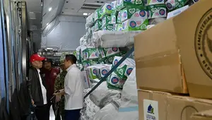 Seskab Teddy Paparkan Perkembangan Pengiriman Bantuan ke NTT
