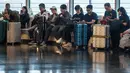 Penumpang menunggu di Terminal Internasional Bandara Haneda setelah penerbangan dibatalkan atau ditunda karena badai tropis Jangmi di Tokyo, Jepang, Rabu 3 Juni 2026. (Andrew CAALLERO-REYNOLDS/AFP)