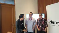 Head of Indonesia Market Udemy Giri Suhardi bersama klien Udemy Business Lead HCBP Bank Sinarmas Arif Priharsanta dan  AI & Decision Science EVP Bank Sinarmas Yosua Jabby Setyobudhi. (Liputan6.com/Labib Fairuz)