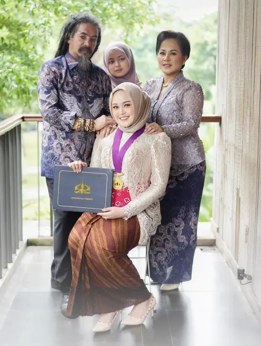 Pesulap itu membagikan beberapa potret saat mendapingi putrinyanya yang baru saja lulus sarjana kedokteran gigi. Ucapan rasa syukur diungkapkan dalam caption foto yang diunggah. [Instagram/limbadindonesia]