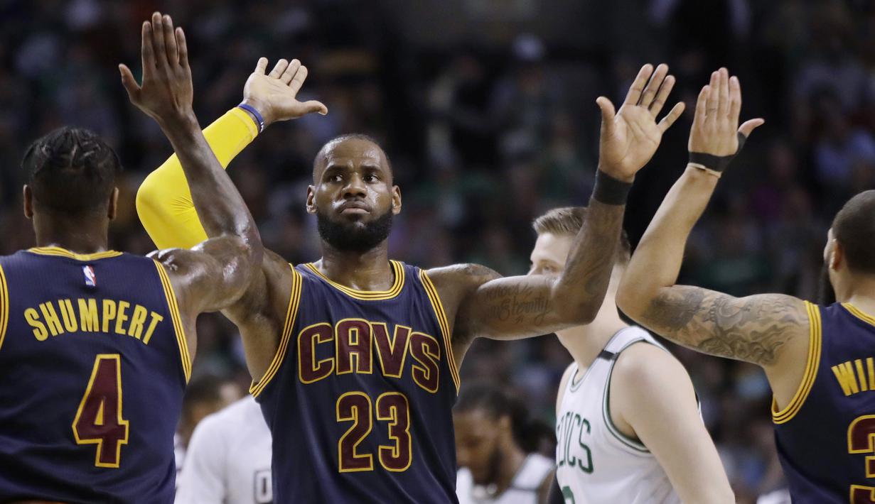 LeBron James memberikan merayakan kemenangan bersama rekan-rekannya pada NBA basketball Eastern Conference final Wilayah Timur di TD Garden, Boston (19/5/2017). Cavs menang 130-86. (AP/Elise Amendola)