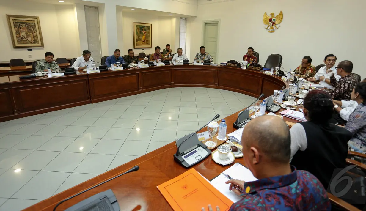 Suasana rapat terbatas di Kantor Presiden, Jakarta, Senin (25/5/2015). Rapat terbatas tersebut membahas antara lain persiapan lebaran, infrastruktur, pertanian, pariwisata, dan sektor perikanan. (Liputan6.com/Faizal Fanani)
