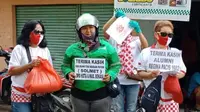 Relawan Solmet membagikan sembako dan masker di Bekasi. (Istimewa)