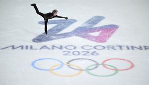 Media olahraga menyoroti bagaimana Malinin telah mengubah standar figure skating modern dengan kombinasi loncatan teknisnya. (AFP/Julien De Rosa)