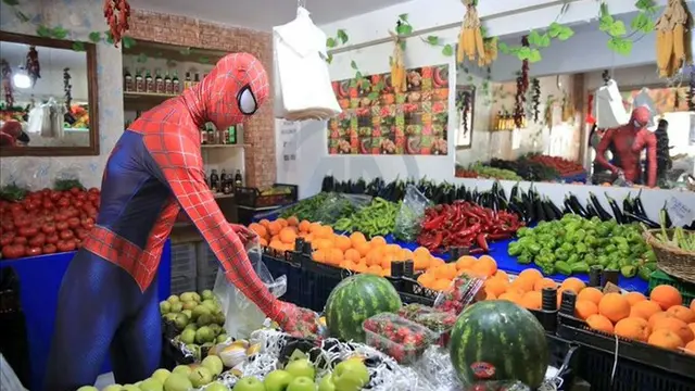 Spiderman Bagikan Sembako di Tengah Pandemi Corona di Turki
