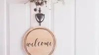 Ilustrasi pulang ke rumah. (Photo by Jessica Lewis Creative: https://www.pexels.com/photo/brown-wooden-welcome-wall-decor-1652402/)