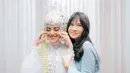Salsadhilla Juwita membagikan potretnya saat mengantarkan Nadya Mustika Rahayu ke pelaminan. Dalam caption, anak pertama Iis Dahlia itu sudah menganggap Nadya seperti adiknya sendiri. Ia pun turut senang dan berdoa agar pernikahan tersebut menjadi awal dari kebahagiaan Nadya untuk selamanya. (Liputan6.com/IG/@salshaindradjaja)