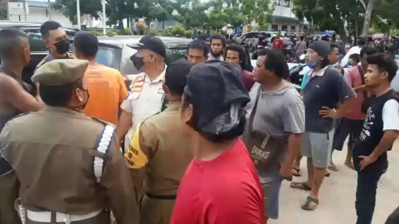 Mobil Kepala Disperindag Batam diadang Pelansir BBM. (Foto: Liputan6.com/Tangkapan layar video)