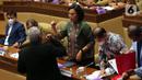 Menteri Keuangan Sri Mulyani (tengah) dan Kepala Bappenas Suharso Monoarfa (kedua kanan) saat rapat kerja dengan Komisi II di Kompleks Parlemen MPR/DPR-DPD, Senayan, Jakarta, Selasa (28/6/2022). Tiga DOB Papua ialah Provinsi Papua Selatan, Papua Tengah, dan Papua Pegunungan dengan ibu kota bertempat di Merauke, Nabire, dan Jayawijaya. (Liputan6.com/Angga Yuniar)