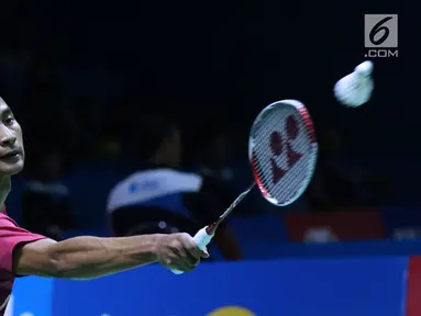 Tunggal putra Indonesia, Tommy Sugiarto mengembalikan kok saat melawan pebulu tangkis Jepang, Kento Momota pada 8 besar Indonesia Open 2018 di Istora GBK, Jakarta, Jumat (6/7). Tommy kalah 11-21, 15-21. (Liputan6.com/Helmi Fithriansyah)