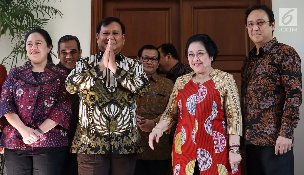 Ketua Umum Partai Gerindra Parbowo Subianto (dua kiri) bersama Ketua Umum PDIP Megawati Soekarnoputri (dua kanan) saat akan menggelar pertemuan di kediaman Megawati, Jalan Teuku Umar, Jakarta, Rabu (24/7/2019). Sejumlah petinggi kedua partai terlihat hadir. (Liputan6.com/Helmi Fithriansyah)