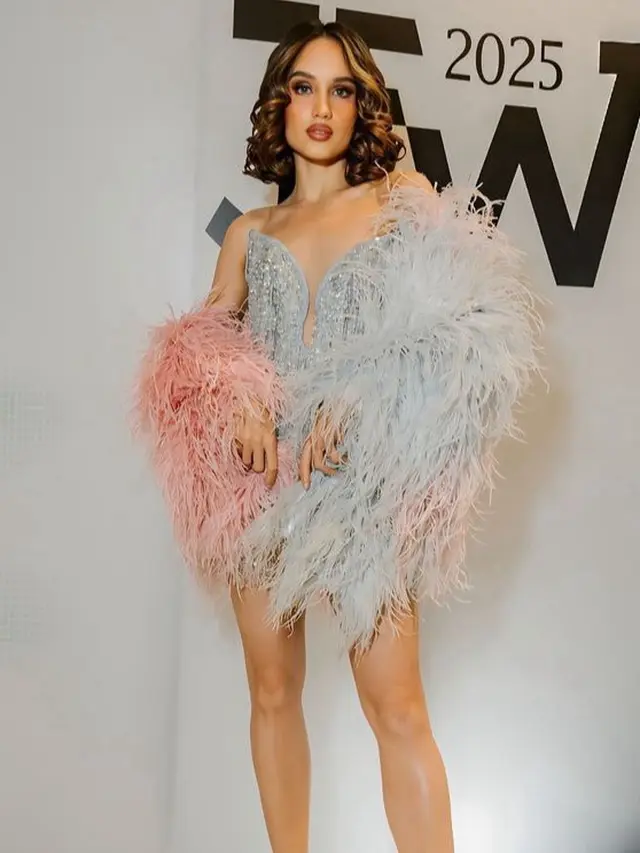 Cinta Laura Kenakan Gaun Mini Dipadukan Selendang Bulu di JFW 2025. [@claurakiehl]