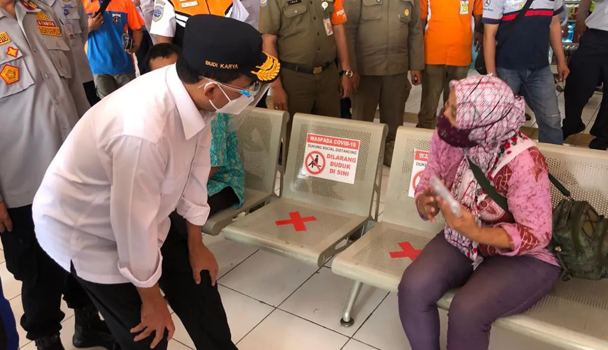 Menteri Perhubungan Budi Karya Sumadi (kiri) berbincang dengan penumpang di Terminal Kampung Rambutan, Jakarta, Kamis (29/10/2020). Budi Karya melakukan edukasi kepada penumpang yang masih banyak menggunakan masker scuba untuk memakai masker medicated atau berlapis. (Dok: Kemenhub)