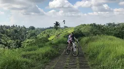 Momen liburan yang dibagikan kebanyakan bernuansa alam dan kota yang indah. Beraneka ragam kegiatan pun Mey Chan lakukan untuk benar-benar menikmati keindahannya secara maksimal. Tak tanggung-tanggung, mulai bersepeda di pedesaan hingga menyelam kerap dilakukannya.(Liputan6.com/IG/@ditaofficial.id)