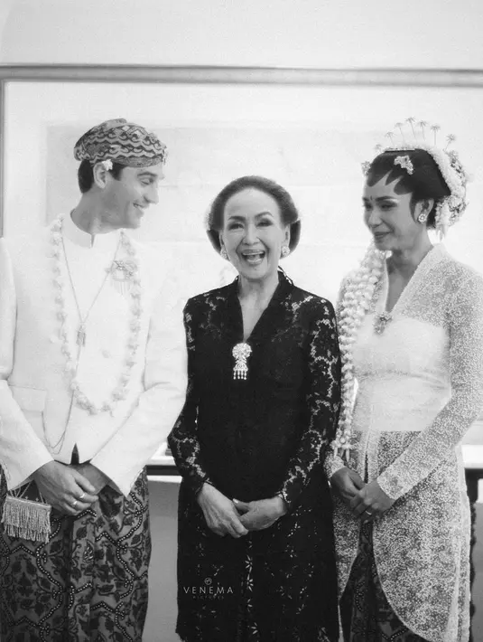 Michael Wahr sendiri tampil ganteng dengan busana pengantin pria khas Jawa. Beskap putih dipadu dengan kain batik yang serasi dengan yang dikenakan Adinia sebagai bawahan, dari Iwan Tirta. Michael juga mengenakan blangkon dan ronce bunga melati sebagai kalung. Foto: Instagram.