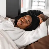 Kebiasaan simpel sebelum tidur untuk menjaga rambut tetap sehat berkilau. [Dok/Pexels.com/PNW Production].
