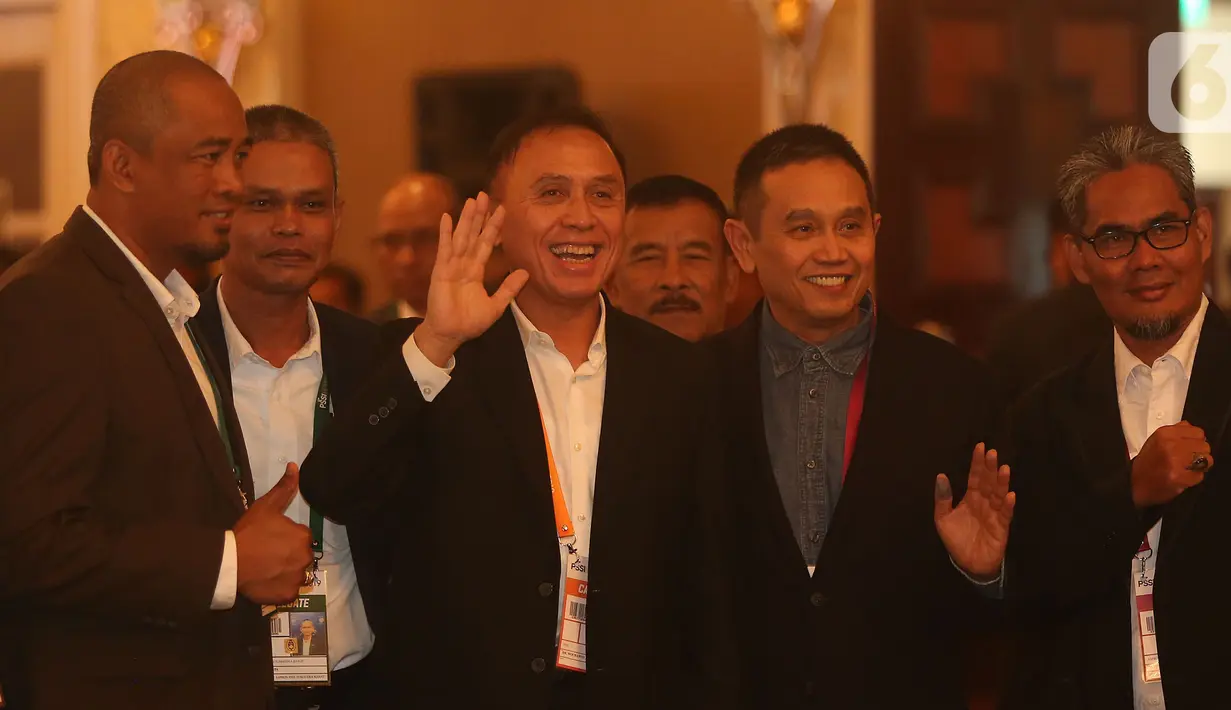 Pemilihan Ketua PSSI: Komjen Pol Mochamad Iriawan atau Iwan Bule melambaikan tangannya saat pembukaan Kongres Luar Biasa (KLB) PSSI di Jakarta, Sabtu (2/11/2019). Mochamad Iriawan resmi menjabat sebagai Ketua Umum PSSI periode 2019-2023 dengan raihan suara mutlak 82 dari jumlah voters 85. (Liputan6.