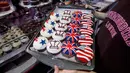 Sebuah toko Hummingbird Bakery menjajakan cupcakes edisi khusus menghormati pernikahan Pangeran Harry dan Meghan Markle di London, 11 Mei 2018. Pernikahan Harry dan Meghan akan digelar 19 Mei mendatang di Kapel St. George, Istana Windsor (AFP/Tolga AKMEN)