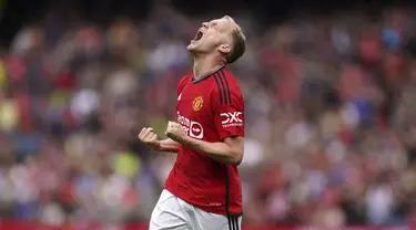 Pemain Manchester United Donny van de Beek merayakan gol ke gawang Lyon pada pertandingan sepak bola persahabatan pramusim mereka di Scottish Gas Murrayfield Stadium, Edinburgh, Skotlandia, 19 Juli 2023. Manchester United meraih kemenangan tipis 1-0. (Andrew Milligan/PA via AP)