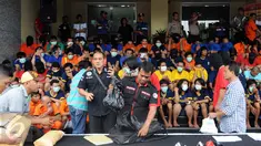 Petugas Ditresnarkoba Polda Metro Jaya saat akan merilis barang bukti narkoba dan senjata di Polda Metro Jaya, Jakarta, (2/2). Jajaran kepolisian mengamankan 135 orang tersangka, Di antaranya terdapat 5 orang WNA. (Liputan6.com/Helmi Afandi)