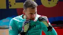 Penjaga gawang Norberto Murara Neto mencium jerseynya dalam presentasi resminya setelah menandatangani kontrak dengan FC Barcelona di Barcelona, Spanyol, Selasa (9/7/2019). Norberto Murara Neto menjadi rekrutan pertama Barcelona di jendela transfer musim panas 2019. (AP Photo/Emilio Morenatti)