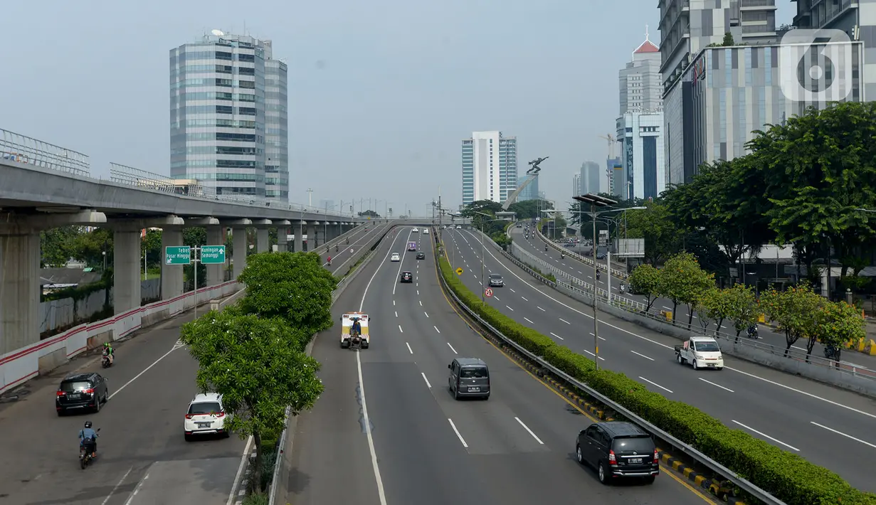 Suasana arus lalu lintas yang lengang di Jalan Raya Kawasan Jakarta, Rabu (25/3/2020). Meski hari ini merupakan libur nasional hari raya Nyepi, jalanan di Ibu Kota tampak lengang setelah imbauan untuk mengurangi aktivitas di luar rumah guna menekan penyebaran virus corona. (merdeka.com/Imam Buhori)