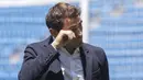 Sang kiper legendaris, Iker Casillas menghapus air matanya saat upacara perpisahannya di Stadion Santiago Bernabeu, Spanyol, Senin (13/7/2015). Real Madrid akhirnya menggelar seremoni kepergian pemain berjuluk Saint Iker itu. (REUTERS/Andrea Comas) 