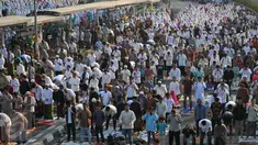 Ribuan umat muslim melaksanakan Shalat Idul Adha 1436 H di Kawasan Senen, Jakarta, Kamis (24/9/2015). Banyaknya jamaah yang datang membuat mereka melaksanakan Shalat Ied di jalan.(Liputan6.com Gempur M Surya)