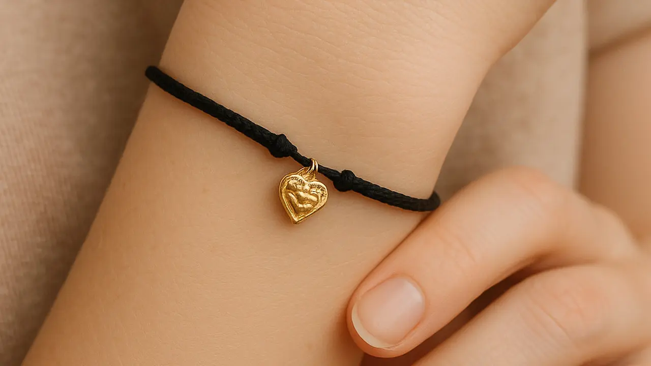 Model Gelang Emas Tali Hitam/ChatGPT