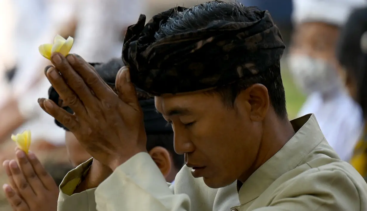 Umat ​​Hindu memanjatkan doa saat mengikuti sembahyang perayaan hari raya Galungan di Pura Jagat Natha di Denpasar, Bali, Rabu (8/6/2022). Hari Raya Galungan dan Kuningan merupakan hari besar suci umat Hindu yang jatuh setiap enam bulan sekali. (SONNY TUMBELAKA / AFP)