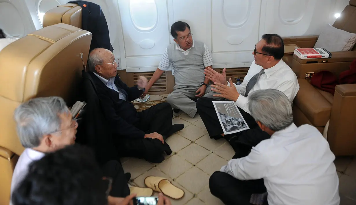 Wakil Presiden Jusuf Kalla berdiskusi bersama Staf Khusus dan Deputi Wakil Presiden sambil lesehan di Kabin Pesawat Khusus Kepresidenan BBJ-2 dalam penerbangan menuju Mongolia, Kamis (14/7). (Foto: Tim Media Wapres)