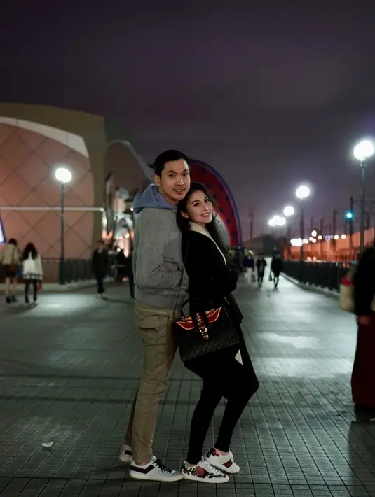 Saat liburan bersama, Sandra Dewi dan Harvey Moeis mengabadikan momen di beberapa landmark. Dengan pose yang sama, Sandra Dewi bersandar di bahu Harvey Moeis.(instagram/sandradewi88)