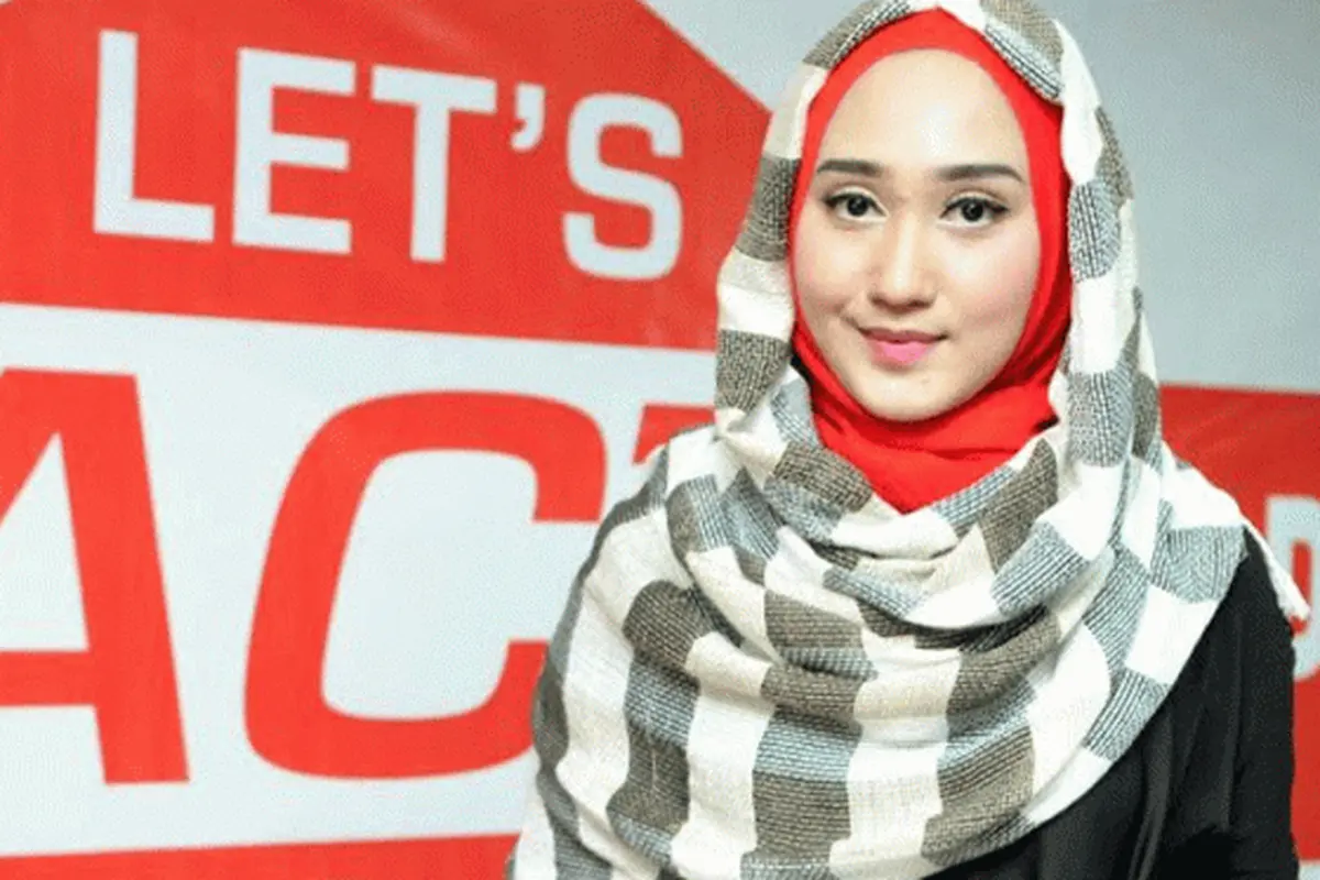 Dian Pelangi, Bagikan Tips Makeup untuk Para Hijabers
