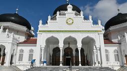 Mesjid Raya Baiturrahman menjadi salah pusat ibadah masyarakat Aceh saat bulan suci Ramadhan. (AFP/CHAIDEER MAHYUDDIN)