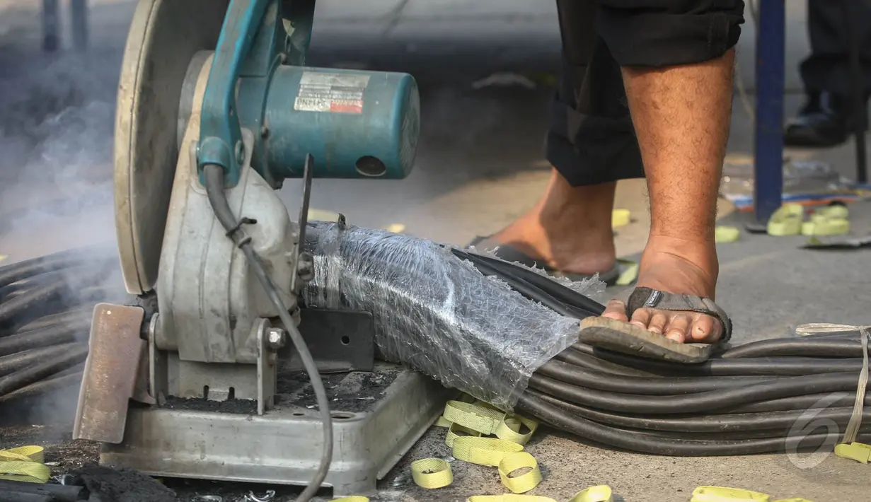 Pemusnahan ribuan selang karet elpiji yang tidak sesuai SNI di Lapangan Parkir Gedung Kementerian Perdagangan, Jakarta, Jumat (22/5/2015). (Liputan6.com/Faizal Fanani)
