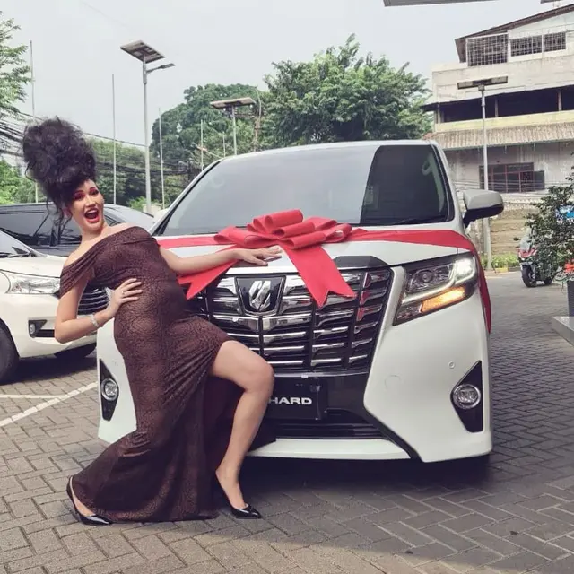6 Potret Rambut Baru Lucinta Luna saat Pamer Mobil Mewah Ini Bikin Gagal Fokus