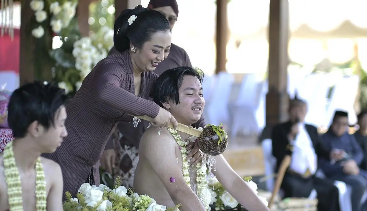 Sebagai orang Jawa asli, penyanyi yang juga sinden ini tetap melestarikan budaya Jawa atau nguri-uri budaya jawi. [Instagram/showimah]