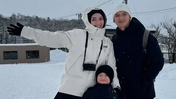 Gaya Publik Figur Menikmati Liburan Akhir Tahun di Negara Bersalju