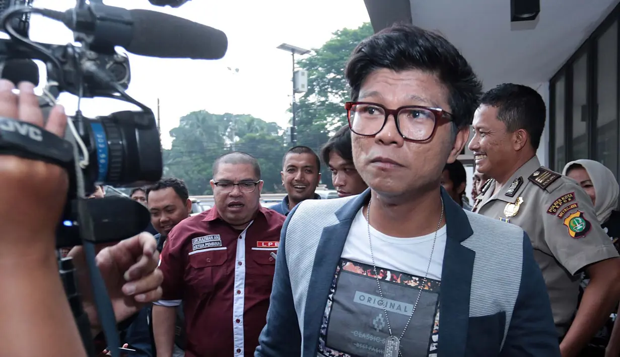 Merasa dirugikan oleh pihak label, grup musik Kangen Band didampingi kuasa hukumnya melaporkan ke polisi. Selasa (3/10/2017) Andika cs didampingi pengacaranya melaporkan pihak label. (Deki Prayoga/Bintang.com)