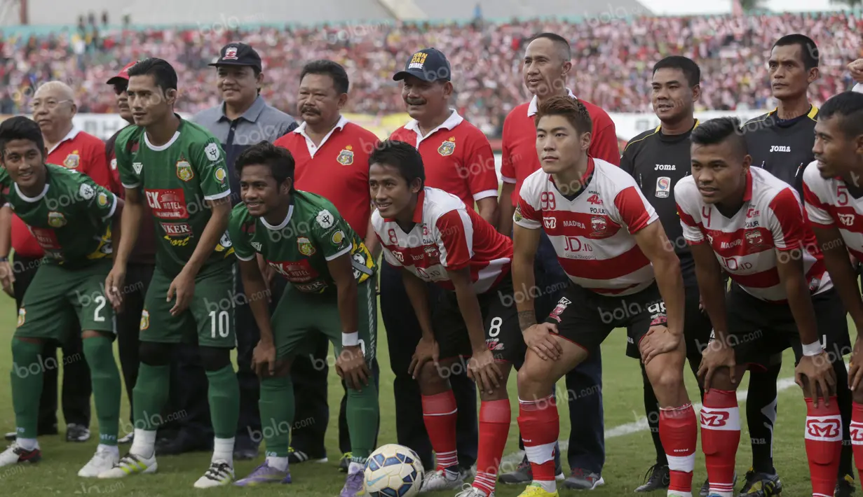 Kapolri Jenderal Pol. Badrodin Haiti (tengah) berfoto bersama pemain Bhayangkara Surabaya United dan Madura United jelang pertandingan Trofeo Kapolda Jatim di Stadion Gelora Deltras, Sidoarjo, Minggu (24/4/2015). (Bola.com/Zulfirdaus Harahap)