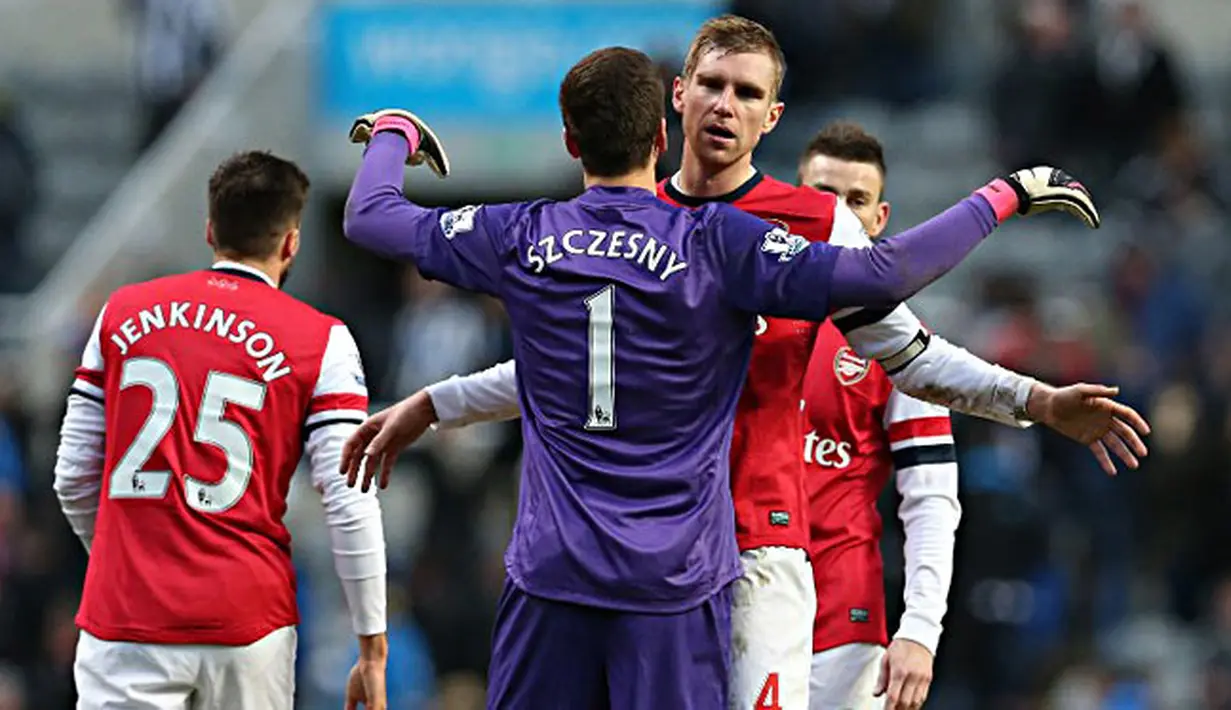 Kiper Wojciech Szczesny merangkul Per Mertesacker di pluit akhir merayakan kemenangan pada pertandingan sepak bola Liga Inggris antara Newcastle United vs Arsenal di St James 'Park, Inggris, (29/12/13). (AFP/Ian Macnicol)