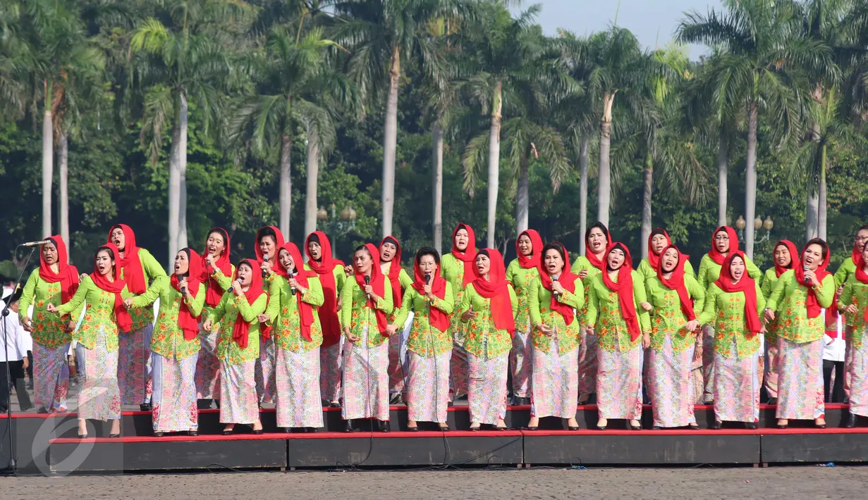 Paduan suara dari Dharma Wanita provinsi DKI Jakarta memeriahkan upacara peringatan hari ulang tahun Jakarta ke-489 di Lapangan Monas, Rabu (22/6). Upacara HUT Jakarta itu dipimpin Gubernur DKI Basuki 'Ahok' Tjahaja Purnama. (Liputan6.com/Gempur M Surya)