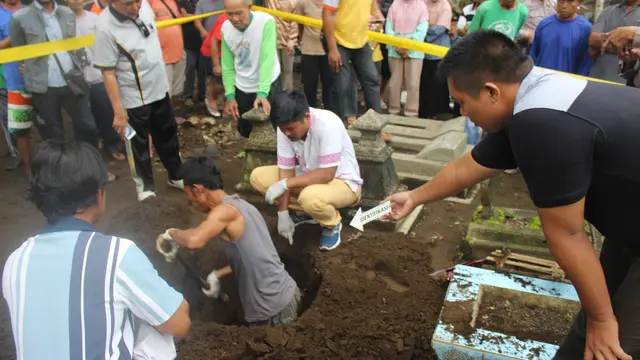 Inafis Polri mengolah TKP pembongkaran makam dan pencurian kain kafan bayi di Cilacap. (Foto: Liputan6.com/Polres Cilacap/Muhamad Ridlo)