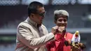 Atlet lompat jauh Indonesia, Rica Oktavia, foto bersama Menpora, Imam Nahrawi, usai meraih medali emas Asian Para Games 2018 di SUGBK, Jakarta, Senin (8/10/2018). (Bola.com/Vitalis Yogi Trisna)